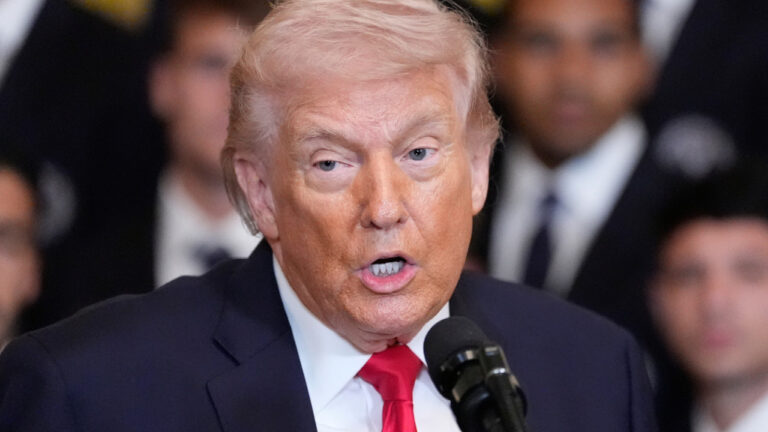 Ο Τραμπ προειδοποιεί το Ιράν εναντίον της επιβολής διοδίων στα πλοία που διασχίζουν το στενό του Ορμούζ