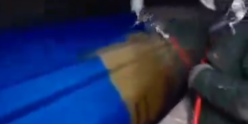 Οι Φρουροί της Επανάστασης βάφουν μπλε πύραυλο «για τα αγόρια του Ιράν» - Δείτε το βίντεο