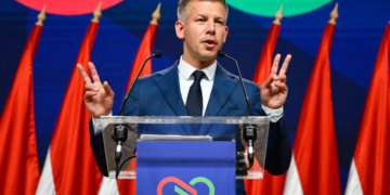 Ουγγαρία: Ο Πέτερ Μαγιάρ επιμένει για τις παραιτήσεις του προέδρου και ανώτατων δικαστών