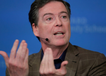 Παραδόθηκε ο πρώην διευθυντής του FBI - Κατηγορείται για απειλή κατά της ζωής του Τραμπ