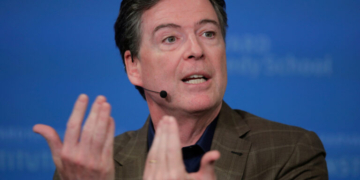 Παραδόθηκε ο πρώην διευθυντής του FBI - Κατηγορείται για απειλή κατά της ζωής του Τραμπ