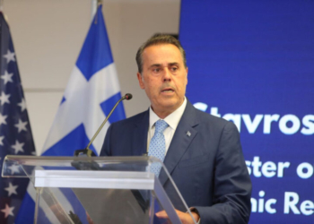 Πέφτουν οι υπογραφές για τη σύμβαση γεώτρησης υδρογονανθράκων στο Ιόνιο - Δείτε live