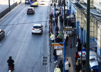 Πειραιάς: Νεαροί κινούμενοι σε πατίνι πέταξαν κροτίδα σε λεωφορείο - Συνελήφθη 15χρονος