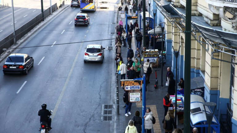 Πειραιάς: Νεαροί κινούμενοι σε πατίνι πέταξαν κροτίδα σε λεωφορείο - Συνελήφθη 15χρονος
