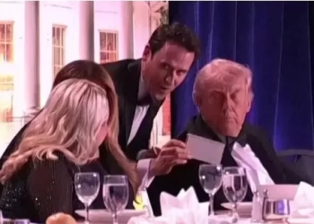 Performer περιγράφει τη στιγμή που το βλέμμα του διασταυρώθηκε με του Τραμπ, ενώ έπεφταν πυροβολισμοί