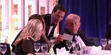 Performer περιγράφει τη στιγμή που το βλέμμα του διασταυρώθηκε με του Τραμπ, ενώ έπεφταν πυροβολισμοί