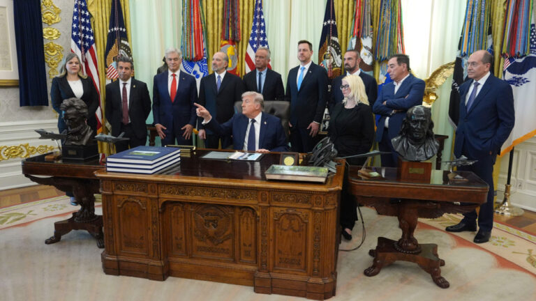 Πόλεμος στη Μέση Ανατολή: Τι εννοεί ο Τραμπ όταν λέει «μην με πιέζετε»