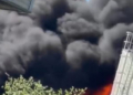 Πυρκαγιά σε εργοστάσιο στο Μάντσεστερ: Καπνός έχει «σκεπάσει» όλη την πόλη - Δείτε βίντεο