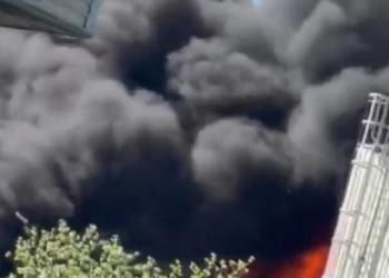 Πυρκαγιά σε εργοστάσιο στο Μάντσεστερ: Καπνός έχει «σκεπάσει» όλη την πόλη - Δείτε βίντεο