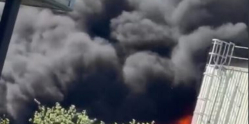 Πυρκαγιά σε εργοστάσιο στο Μάντσεστερ: Καπνός έχει «σκεπάσει» όλη την πόλη - Δείτε βίντεο