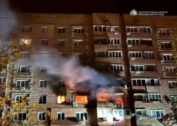 Ρωσική επίθεση προκάλεσε πυρκαγιά σε πολυκατοικία στο Ντνίπρο, επτά τραυματίες - Δείτε βίντεο