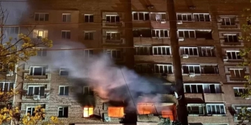 Ρωσική επίθεση προκάλεσε πυρκαγιά σε πολυκατοικία στο Ντνίπρο, επτά τραυματίες - Δείτε βίντεο