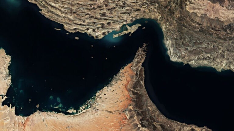 Ρωσικό σούπερ-γιοτ πέρασε από το Στενό του Ορμούζ παρά τον αποκλεισμό των ΗΠΑ