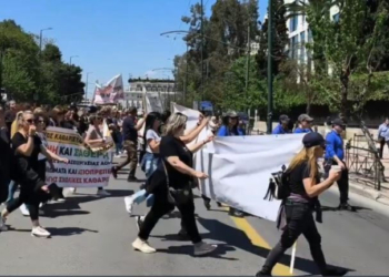 Σε απεργία οι σχολικές καθαρίστριες - Βγήκαν στους δρόμους της Αθήνας: Δείτε βίντεο