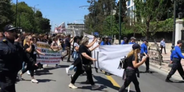 Σε απεργία οι σχολικές καθαρίστριες - Βγήκαν στους δρόμους της Αθήνας: Δείτε βίντεο