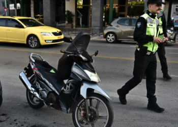 Σε κρίσιμη κατάσταση η 16χρονη, την οποία παρέσυρε ασυνήδητος οδηγός μηχανής στην Λιοσίων