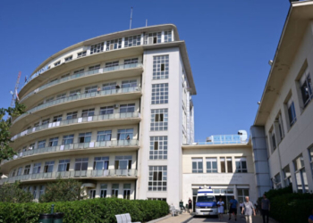 Σε κρίσιμη κατάσταση στη ΜΕΘ του ΚΑΤ η 16χρονη - Οι γιατροί ξεκινούν προσπάθεια αφύπνισης