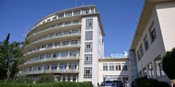 Σε κρίσιμη κατάσταση στη ΜΕΘ του ΚΑΤ η 16χρονη - Οι γιατροί ξεκινούν προσπάθεια αφύπνισης