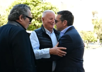Σε βαρύ κλίμα η πολιτική κηδεία του Βασίλη Ρίζου, γιου της Θεανώς Φωτίου (Εικόνες, βίντεο)