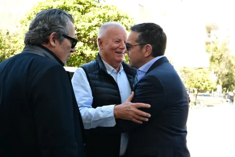 Σε βαρύ κλίμα η πολιτική κηδεία του Βασίλη Ρίζου, γιου της Θεανώς Φωτίου (Εικόνες, βίντεο)