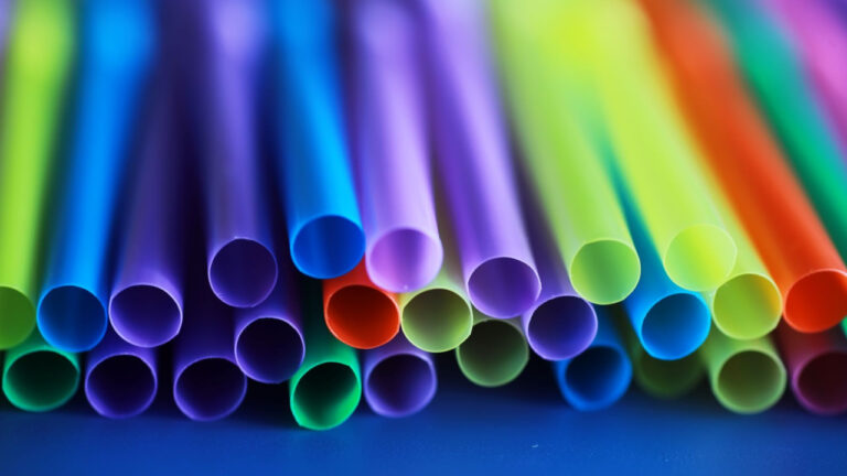 Σιγκαπούρη: Κινδυνεύει με φυλάκιση 18χρονος που έγλειψε καλαμάκι και το ξαναέβαλε πίσω σε μηχάνημα