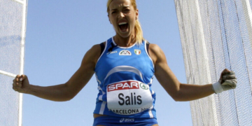 Σίλβια Σάλις: Το αντίπαλο δέος της Μελόνι κρατά και σφύρα και... σφυροδρέπανο