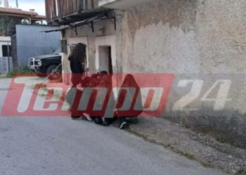 Σπαραγμός στην Ηλεία: Οι συμμαθητές του 13χρονου, που σκοτώθηκε με το πατίνι, αφήνουν λουλούδια στον τόπο της τραγωδίας