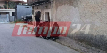 Σπαραγμός στην Ηλεία: Οι συμμαθητές του 13χρονου, που σκοτώθηκε με το πατίνι, αφήνουν λουλούδια στον τόπο της τραγωδίας