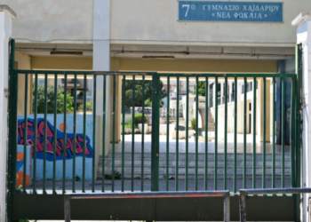 Σταθερή, αλλά κρίσιμη η κατάσταση της 13χρονης που έπεσε από το μπαλκόνι σχολείου στο Χαϊδάρι