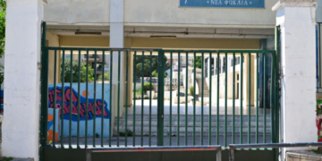 Σταθερή, αλλά κρίσιμη η κατάσταση της 13χρονης που έπεσε από το μπαλκόνι σχολείου στο Χαϊδάρι