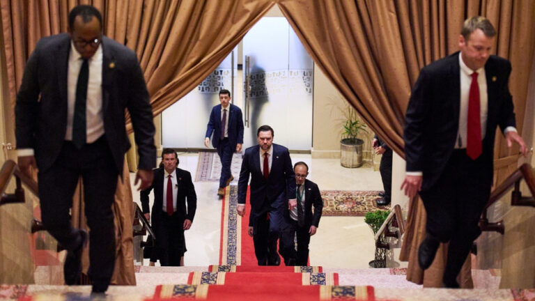 Στις «Συμπληγάδες» του Ορμούζ έχουν κολλήσει οι συνομιλίες ΗΠΑ-Ιράν