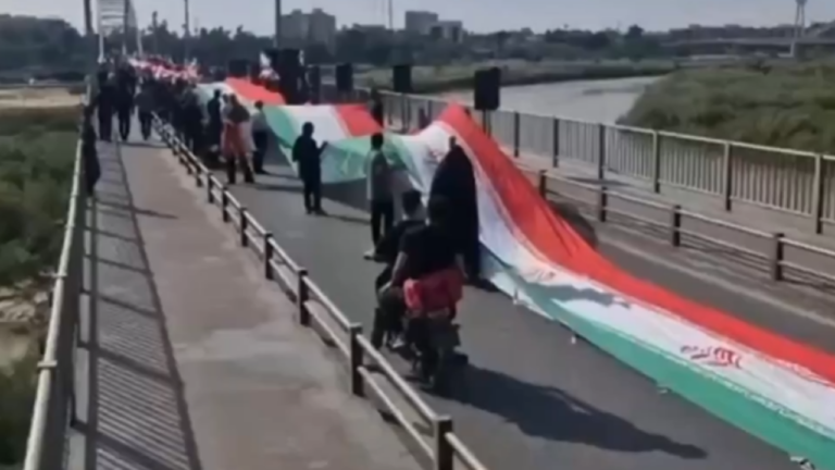 Συγκλονιστικές εικόνες: Ιρανοί με σημαίες σχηματίζουν ανθρώπινες αλυσίδες γύρω από κρίσιμες υποδομές - Δείτε βίντεο