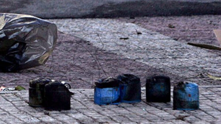 Συναγερμός στη Χαλκίδα: Νεαροί με πατίνια επιτέθηκαν με γκαζάκι σε σπίτι