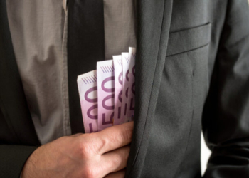 Συνελήφθησαν εφοριακός υπάλληλος και συνταξιούχος υπάλληλος οικονομικής υπηρεσίας για υποθέσεις δωροληψίας