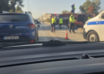 Τεράστιο μποτιλιάρισμα στη Βουλιαγμένης μετά από ανατροπή φορτηγού - Απεγκλωβίστηκε ο οδηγός