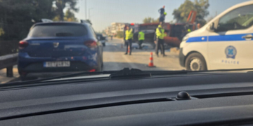 Τεράστιο μποτιλιάρισμα στη Βουλιαγμένης μετά από ανατροπή φορτηγού - Απεγκλωβίστηκε ο οδηγός