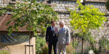 «Θα ήταν σικ!»: Πληρωμένη απάντηση Μακρόν σε βασιλιά Κάρολο για τα γαλλικά