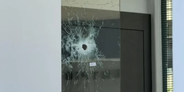 Θεσσαλονίκη: «Γάζωσαν» κατάστημα με μεταχειρισμένα αυτοκίνητα - Δείτε βίντεο