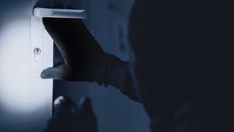 Θεσσαλονίκη: «Κατέλαβαν» σπίτι και το άδειασαν - 2 συλλήψεις, αναζητείται συνεργός