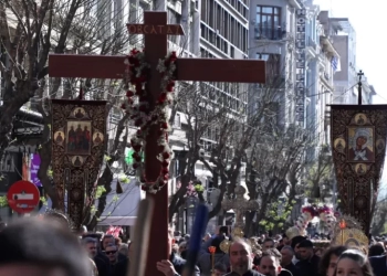 Θεσσαλονίκη: Σε κλίμα κατάνυξης η πρώτη περιφορά Επιταφίου από τον Άγιο Μηνά - Δείτε φωτογραφίες