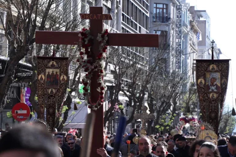 Θεσσαλονίκη: Σε κλίμα κατάνυξης η πρώτη περιφορά Επιταφίου από τον Άγιο Μηνά - Δείτε φωτογραφίες