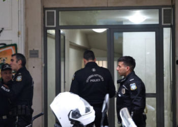 Θρίλερ με τη νεκρή γυναίκα στην Κολοκοτρώνη: Τα σενάρια που εξετάζονται και η καταδίωξη μέχρι τον 4ο όροφο