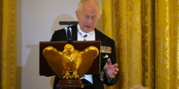 Το «καρφί» του Καρόλου στον Τραμπ: Αν δεν ήμασταν εμείς, θα μιλούσατε γαλλικά