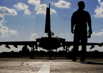 Το παράδοξο της κυβέρνησης Στάρμερ: Ετοιμάζεται για πόλεμο και ζητά περικοπές 3,5 δισ. από τον στρατό