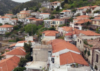 Το ζευγάρι με τα δύο μωρά που άφησε την Αθήνα και εγκαταστάθηκε σε χωριό της Εύβοιας