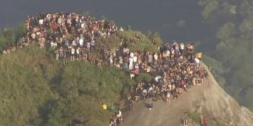 Τουρίστες παγιδεύτηκαν σε λόφο λόγω σύγκρουσης αστυνομίας και συμμοριών στη Βραζιλία - Δείτε βίντεο