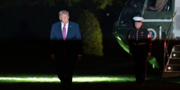 Τραμπ: Αυθόρμητες απειλές και αναρτήσεις για το Ιράν – Φώναζε επί ώρες για τους καταρριφθέντες πιλότους