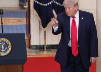 Τραμπ προς Ιράν: Συμμορφωθείτε με τη συμφωνία, αλλιώς «θα αρχίσουν τα πυρά»