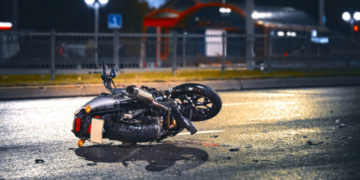 Τραγωδία στην Εύβοια: Νεκρός 17χρονος οδηγός μοτοσικλέτας που συγκρούστηκε με ασθενοφόρο