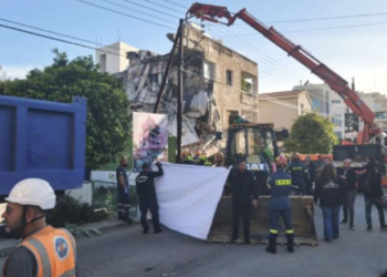 Τραγωδία στην Κύπρο: Ανασύρθηκαν 2 νεκροί από τα συντρίμμια της πολυκατοικίας